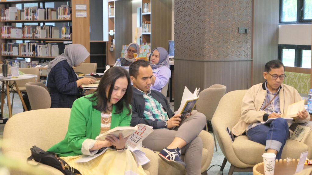 Peserta membaca buku non fiksi